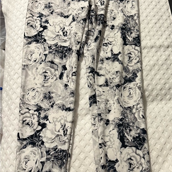 Balance Collection Floral
Leggings Size Medium - Picture 3 of 4